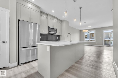 7 6905 25 Avenue, Edmonton, AB - Indoor Photo Showing Kitchen With Upgraded Kitchen