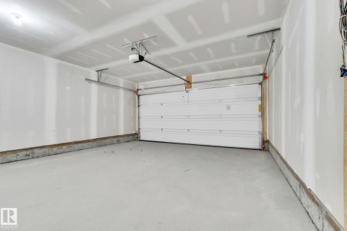 7 6905 25 Avenue, Edmonton, AB - Indoor Photo Showing Garage