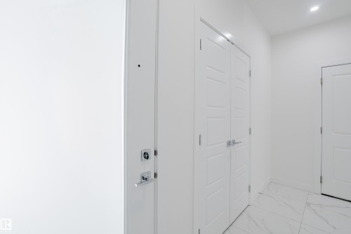 933 19 Avenue, Edmonton, AB - Indoor Photo Showing Other Room