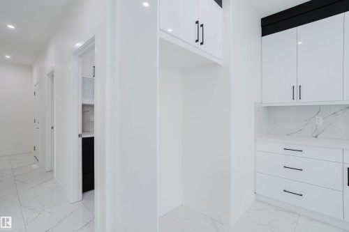 933 19 Avenue, Edmonton, AB - Indoor Photo Showing Other Room