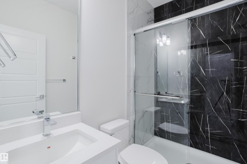 933 19 Avenue, Edmonton, AB - Indoor Photo Showing Bathroom