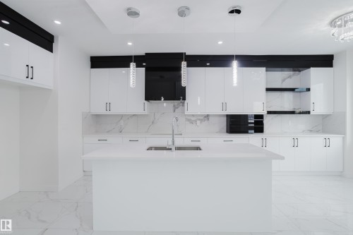 933 19 Avenue, Edmonton, AB - Indoor Photo Showing Kitchen