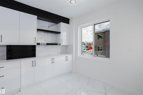 933 19 Avenue, Edmonton, AB - Indoor Photo Showing Kitchen