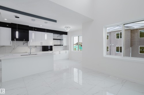 933 19 Avenue, Edmonton, AB - Indoor Photo Showing Other Room