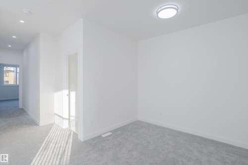 933 19 Avenue, Edmonton, AB - Indoor Photo Showing Other Room