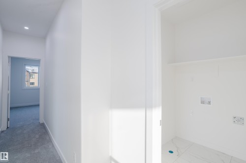 933 19 Avenue, Edmonton, AB - Indoor Photo Showing Other Room