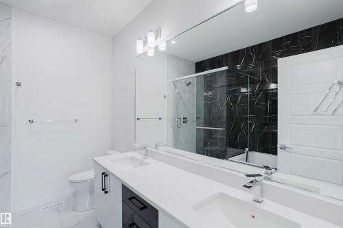 933 19 Avenue, Edmonton, AB - Indoor Photo Showing Bathroom