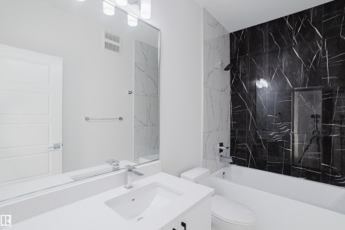 933 19 Avenue, Edmonton, AB - Indoor Photo Showing Bathroom