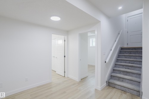 933 19 Avenue, Edmonton, AB - Indoor Photo Showing Other Room