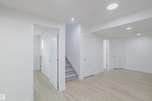 933 19 Avenue, Edmonton, AB - Indoor Photo Showing Other Room