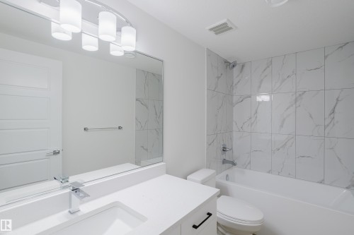 933 19 Avenue, Edmonton, AB - Indoor Photo Showing Bathroom