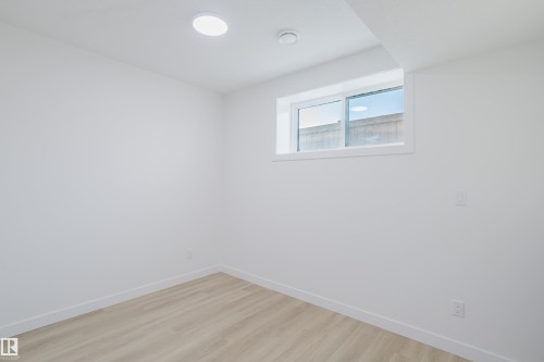933 19 Avenue, Edmonton, AB - Indoor Photo Showing Other Room