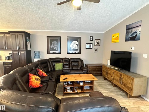 61211 Rge Road 265, Rural Westlock County, AB - Indoor Photo Showing Living Room