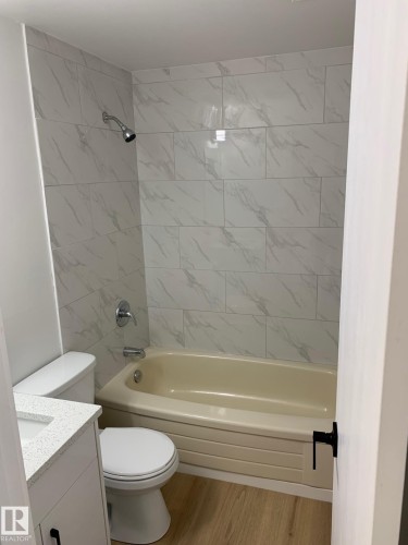 2618 151 Avenue Nw, Edmonton, AB - Indoor Photo Showing Bathroom