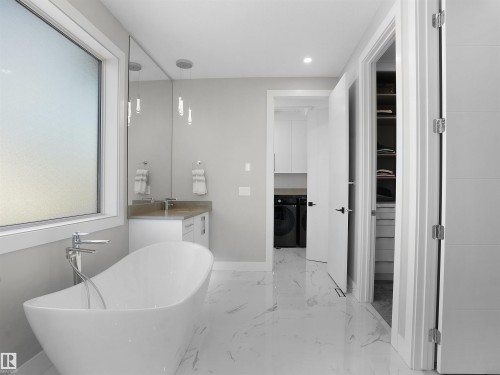 4511 Wingfield Bay, Edmonton, AB - Indoor Photo Showing Bathroom