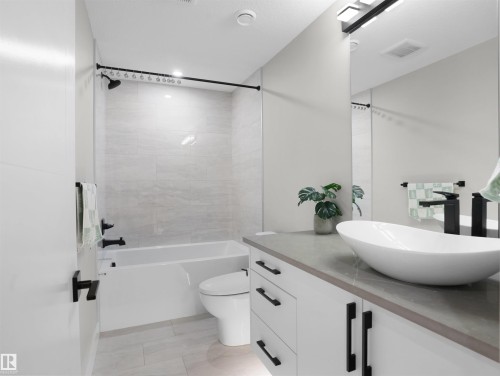 4511 Wingfield Bay, Edmonton, AB - Indoor Photo Showing Bathroom