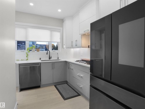 4511 Wingfield Bay, Edmonton, AB - Indoor Photo Showing Kitchen With Upgraded Kitchen