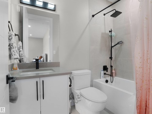4511 Wingfield Bay, Edmonton, AB - Indoor Photo Showing Bathroom