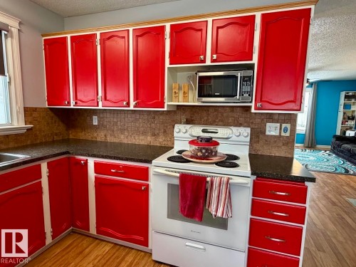 1307 36 Street, Edmonton, AB - Indoor Photo Showing Kitchen