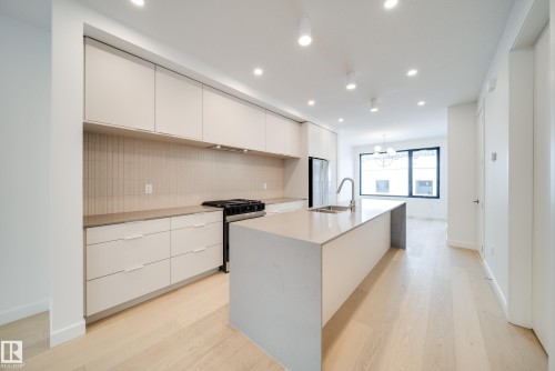 8522 80 Avenue, Edmonton, AB - Indoor Photo Showing Kitchen With Upgraded Kitchen