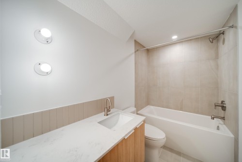 8522 80 Avenue, Edmonton, AB - Indoor Photo Showing Bathroom