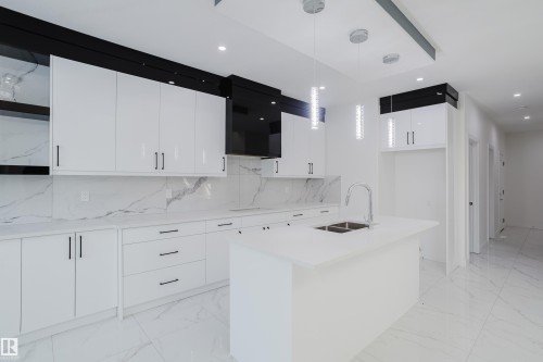 931 19 Avenue, Edmonton, AB - Indoor Photo Showing Kitchen