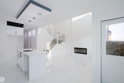 931 19 Avenue, Edmonton, AB - Indoor Photo Showing Kitchen