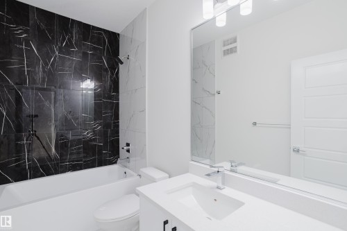 931 19 Avenue, Edmonton, AB - Indoor Photo Showing Bathroom