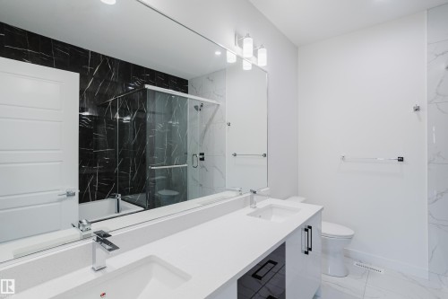 931 19 Avenue, Edmonton, AB - Indoor Photo Showing Bathroom