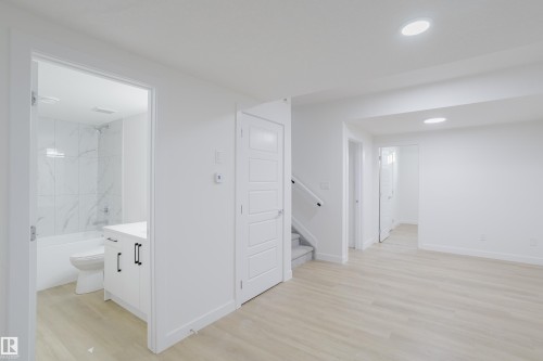 931 19 Avenue, Edmonton, AB - Indoor Photo Showing Bathroom