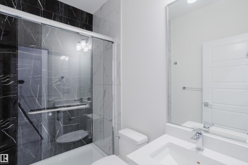 931 19 Avenue, Edmonton, AB - Indoor Photo Showing Bathroom