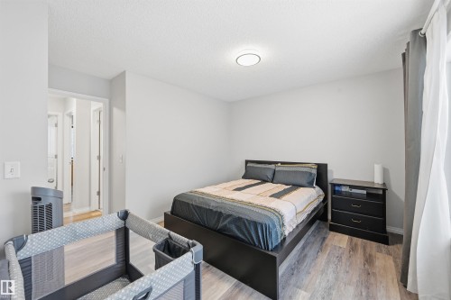 21017 60 Avenue Nw, Edmonton, AB - Indoor Photo Showing Bedroom