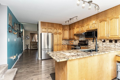 9007 102 Avenue, Morinville, AB - Indoor Photo Showing Kitchen With Stainless Steel Kitchen With Upgraded Kitchen