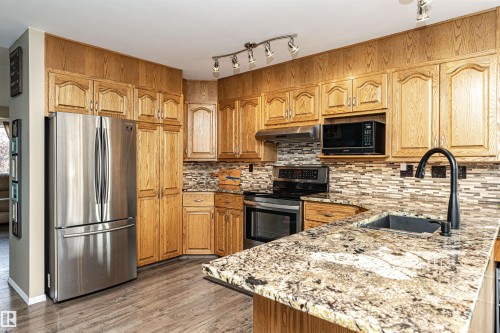9007 102 Avenue, Morinville, AB - Indoor Photo Showing Kitchen With Stainless Steel Kitchen With Upgraded Kitchen