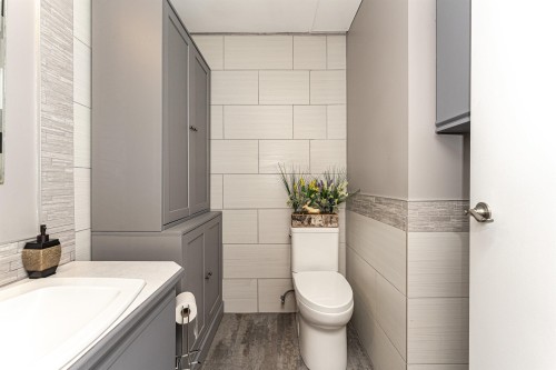 9007 102 Avenue, Morinville, AB - Indoor Photo Showing Bathroom