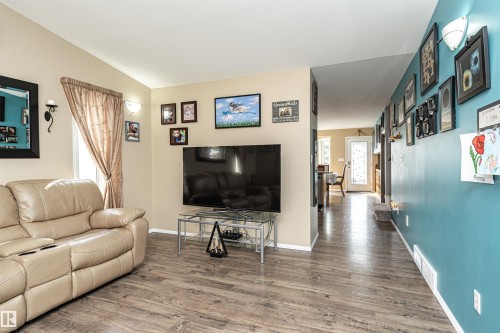 9007 102 Avenue, Morinville, AB - Indoor Photo Showing Living Room