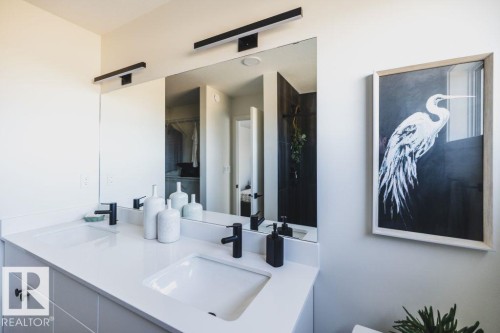 7477 Klapstein Crescent, Edmonton, AB - Indoor Photo Showing Bathroom