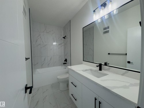 1558 Siskin Link Link, Edmonton, AB - Indoor Photo Showing Bathroom