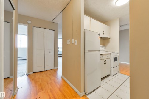 601 13910 Stony Plain Road, Edmonton, AB - Indoor Photo Showing Kitchen