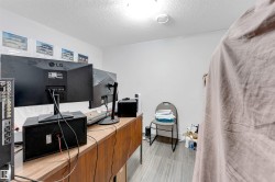 Office with a textured ceiling - 