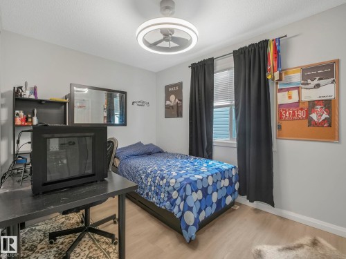 540 59 Street Sw, Edmonton, AB - Indoor Photo Showing Bedroom
