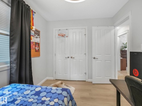 540 59 Street Sw, Edmonton, AB - Indoor Photo Showing Bedroom