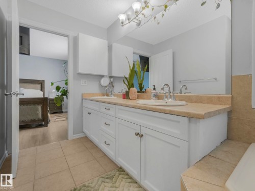 540 59 Street Sw, Edmonton, AB - Indoor Photo Showing Bathroom