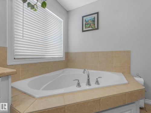 540 59 Street Sw, Edmonton, AB - Indoor Photo Showing Bathroom