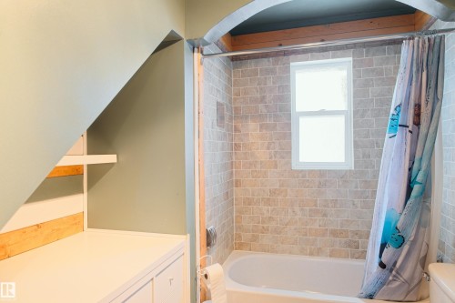 4503 53 Avenue, Barrhead, AB - Indoor Photo Showing Bathroom
