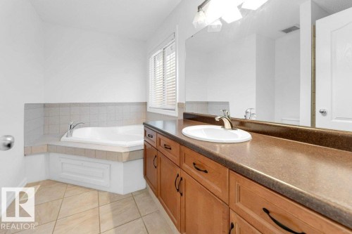 8723 178 Avenue Nw, Edmonton, AB - Indoor Photo Showing Bathroom