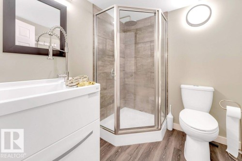 8723 178 Avenue Nw, Edmonton, AB - Indoor Photo Showing Bathroom