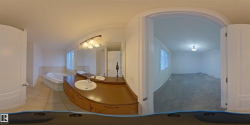 8723 178 Avenue Nw, Edmonton, AB - Indoor Photo Showing Bathroom