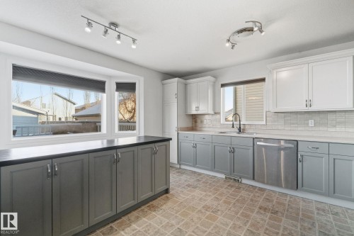 1873 Towne Centre Boulevard, Edmonton, AB - Indoor Photo Showing Kitchen
