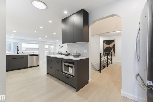 129 Ironwood Place, Edmonton, AB - Indoor Photo Showing Kitchen With Upgraded Kitchen